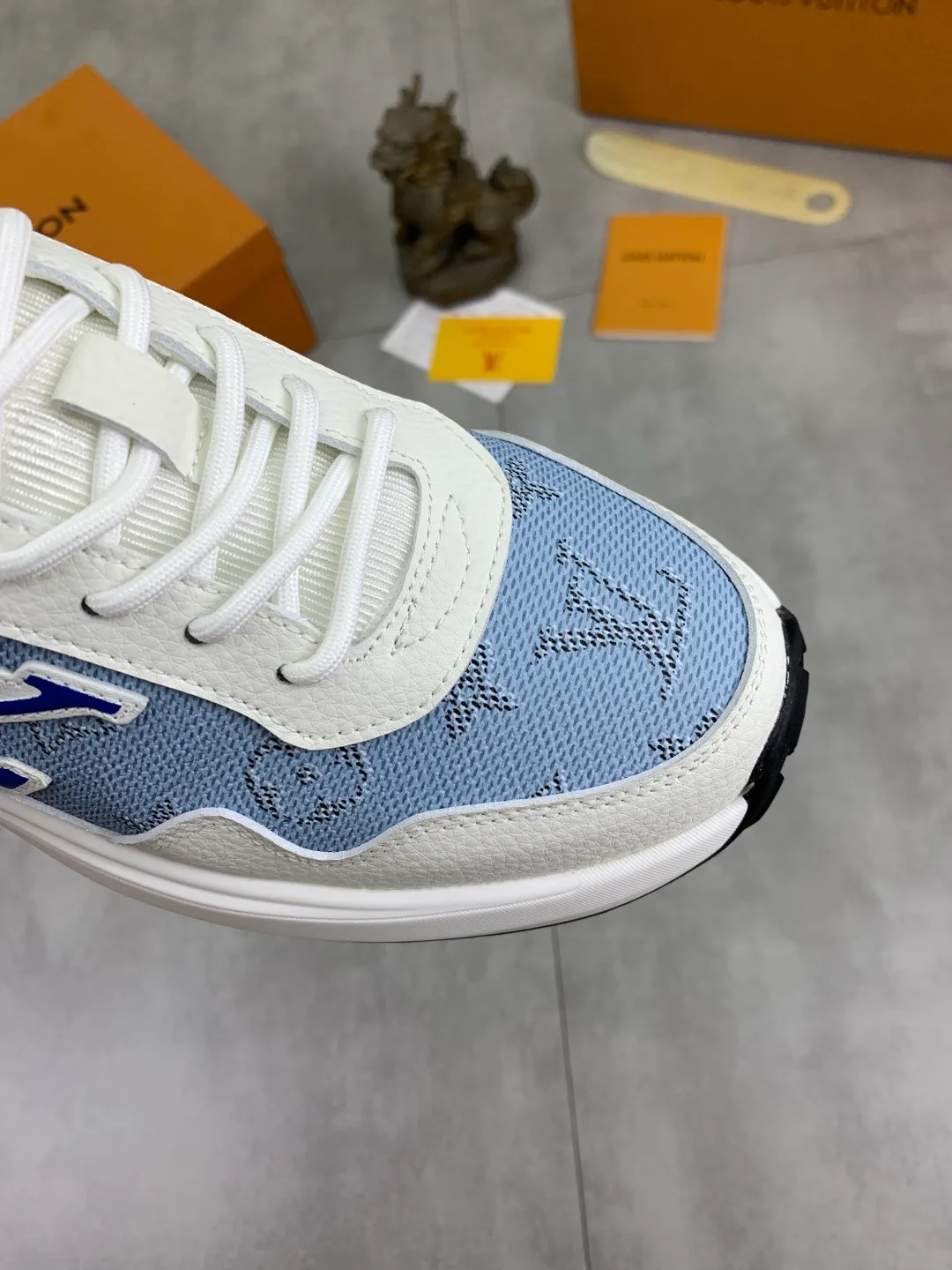 Men's shoes 💰P460 💰 [New model] 🆘 The latest model from LV official website 🎁 Casual and fashionable men's shoes 👟 Hot style 💥 Simple and elegant style, exclusive for trendy men. Unique latest brand elements from the official website 👑 Original decoration, fashionable and generous, the fabric is made of original calfskin ➕ Comfortable and breathable mesh lining ➕ Pigskin lining ✅The official website specifies wear-resistant casual outsole, the classic model is taken in real life🎬Color: 3️⃣colors available😍Number of codes: 38-44 (45 46 customized)